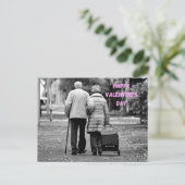 Happy Valentines Day Elderly Couple in Park Briefkaart (Staand voorkant)
