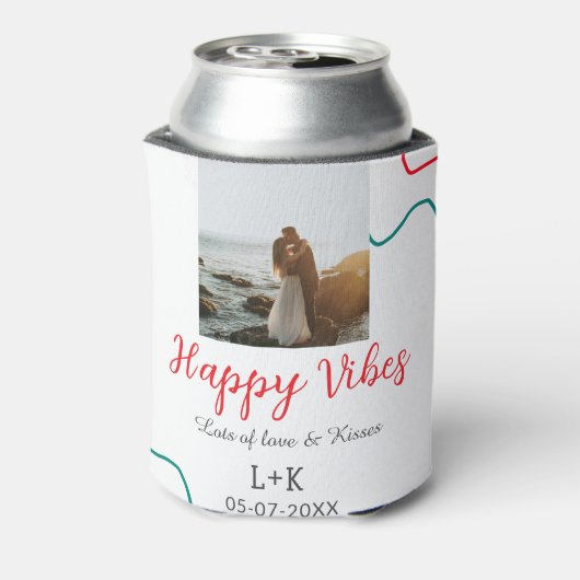 Happy Vibes vakantie paar naam datum bruiloft rood Blikjeskoeler (Blikje Achterkant)