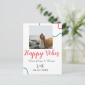 Happy Vibes vakantie paar naam datum bruiloft rood Briefkaart (Staand voorkant)