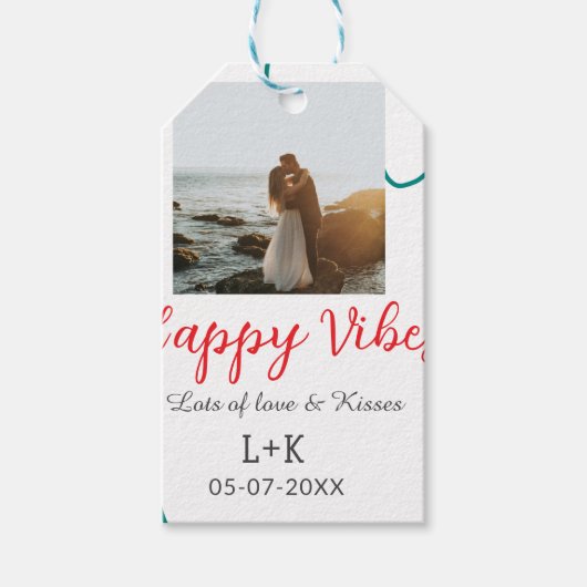Happy Vibes vakantie paar naam datum bruiloft rood Cadeaulabel (Voorkant)