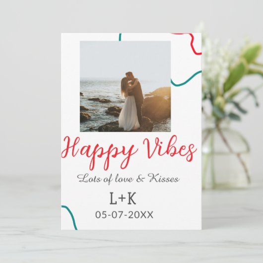 Happy Vibes vakantie paar naam datum bruiloft rood Kaart (Staand voorkant)