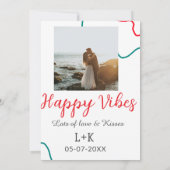 Happy Vibes vakantie paar naam datum bruiloft rood Kaart (Achterkant)