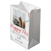 Happy Vibes vakantie paar naam datum bruiloft rood Medium Cadeauzakje (Voorkant Gekanteld)