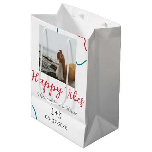 Happy Vibes vakantie paar naam datum bruiloft rood Medium Cadeauzakje (Voorkant Gekanteld)