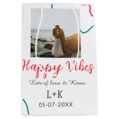 Happy Vibes vakantie paar naam datum bruiloft rood Medium Cadeauzakje (Voorkant)