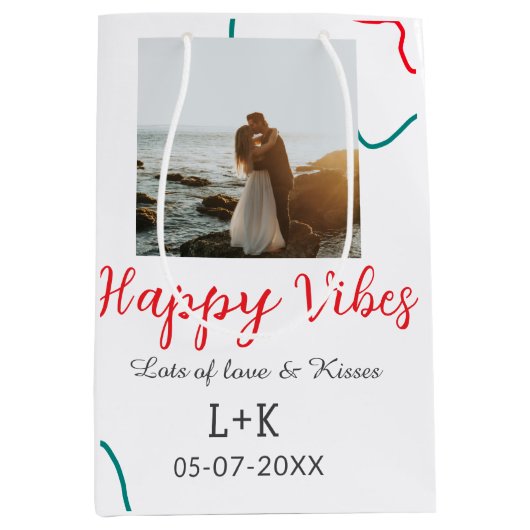 Happy Vibes vakantie paar naam datum bruiloft rood Medium Cadeauzakje (Voorkant)