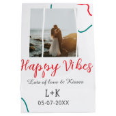 Happy Vibes vakantie paar naam datum bruiloft rood Medium Cadeauzakje (Achterkant)