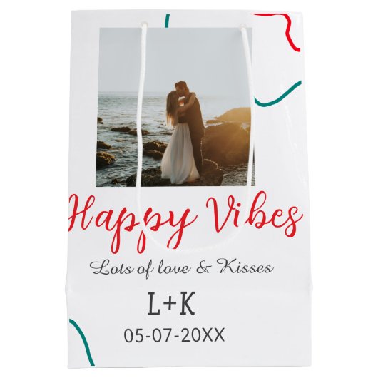 Happy Vibes vakantie paar naam datum bruiloft rood Medium Cadeauzakje (Achterkant)