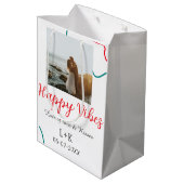 Happy Vibes vakantie paar naam datum bruiloft rood Medium Cadeauzakje (Achterkant Gekanteld)