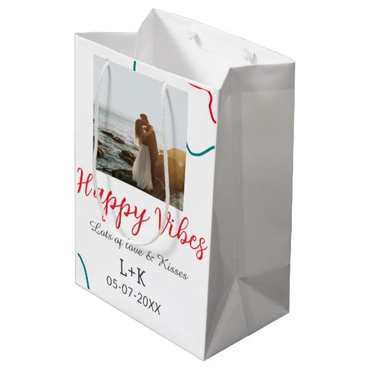 Happy Vibes vakantie paar naam datum bruiloft rood Medium Cadeauzakje (Achterkant Gekanteld)