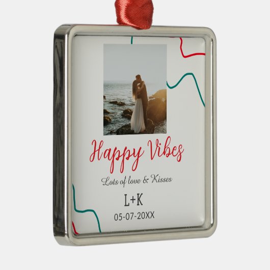 Happy Vibes vakantie paar naam datum bruiloft rood Metalen Ornament (Rechts)