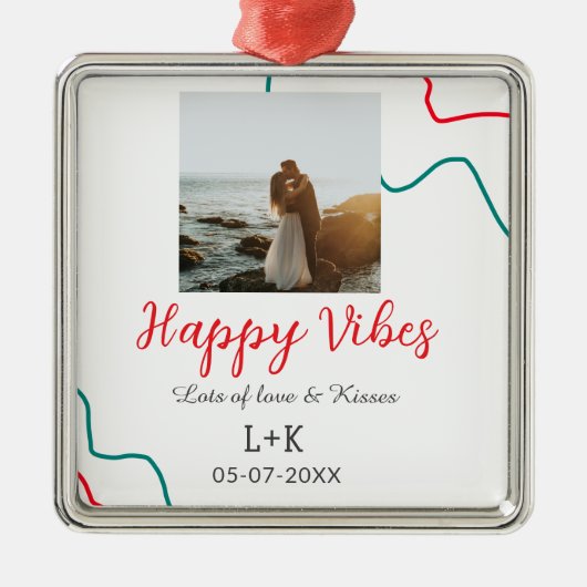 Happy Vibes vakantie paar naam datum bruiloft rood Metalen Ornament (Voorkant)