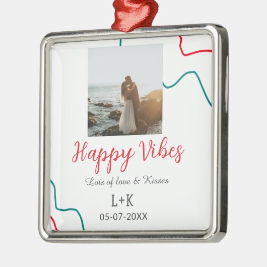 Happy Vibes vakantie paar naam datum bruiloft rood Metalen Ornament (Links)