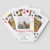 Happy Vibes vakantie paar naam datum bruiloft rood Pokerkaarten (Achterkant)
