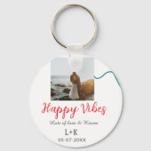 Happy Vibes vakantie paar naam datum bruiloft rood Sleutelhanger (Voorkant)