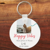 Happy Vibes vakantie paar naam datum bruiloft rood Sleutelhanger (Achterkant)