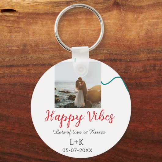 Happy Vibes vakantie paar naam datum bruiloft rood Sleutelhanger (Voorkant)