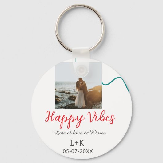 Happy Vibes vakantie paar naam datum bruiloft rood Sleutelhanger (Achterkant)