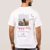 Happy Vibes vakantie paar naam datum bruiloft rood T-shirt (Achterkant)