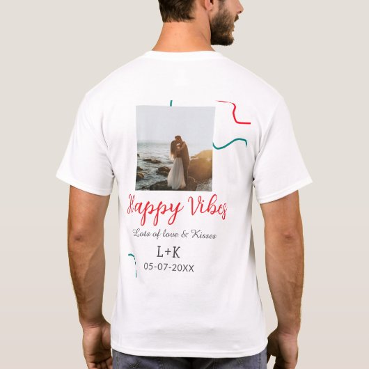 Happy Vibes vakantie paar naam datum bruiloft rood T-shirt (Achterkant)