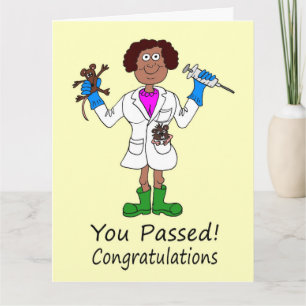 Happy Vrouw heeft alleen een medische examenkaart  Kaart