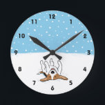 Happy Winter Snow Beagle - Cute Cartoon Dog Ronde Klok<br><div class="desc">Happy Beagle rolt in de wintersneeuw. Een coole wandklok voor hondenliefhebbers. Bezoek Jenn's Doodle World voor meer producten met deze gelukkige hond.</div>