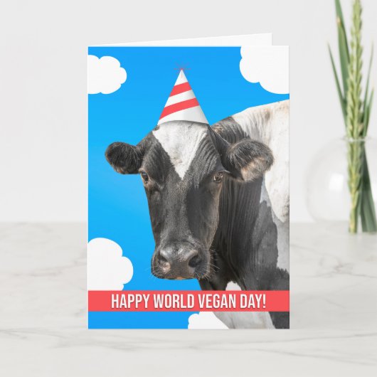 Happy World Vegan Day Cute Koe in Pet van partij Feestdagen Kaart (Voorkant)