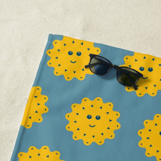 Happy Yellow Sun Pattern op Blue Personalized Strandlaken (In situ)