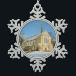 Harbison Chapel in Winter in Grove City College Tin Sneeuwvlok Ornament<br><div class="desc">Hier is een afbeelding Harbison Chapel genomen tijdens een sneeuwwinterles. Bekijk onze winkel voor mooiere scènes van Grove City College. Dit afbeelding is ook te vinden in het bureaubladbehangsel "Harbison Chapel in Winter" op www.mlewallpapers.com.</div>