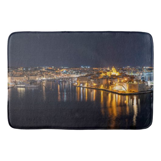 Harbour op Malta verlicht 's nachts Badmat (Voorkant)