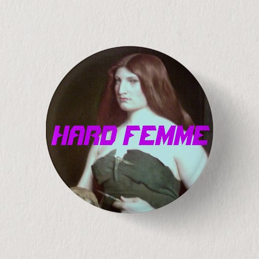 hard femme huntress pin/knop ronde button 3,2 cm (Voorkant)