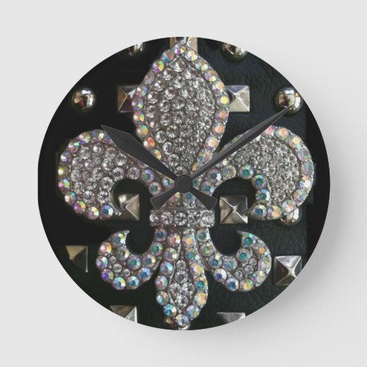 "HARD ROCK" BLACK FLEUR DE LIS FAUX STUDDED PRINT RONDE KLOK (Voorkant)