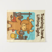 Hard trainen, licht tillen - Funny Bullio Gym Ta Wandkleed (Voorkant (horizontaal))