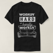Hard werken bij amper werken grappig cool t-shirt (Design voorkant)