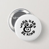 hard werken en aardig zijn ronde button 5,7 cm (Voorkant /achterkant)