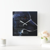 Hard werken in stilte - Succes - Wolf Motivatie Vierkante Klok (Huis)