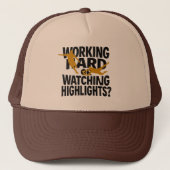 Hard werken of hoogtepunten kijken Funny Voetbal Trucker Pet (Voorkant)
