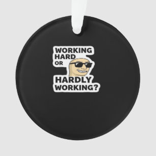 Hard werken of nauwelijks werken Funny Meme Sticke Ornament