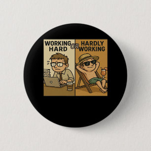 Hard werken of nauwelijks werken grappige quote ronde button 5,7 cm