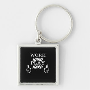 Hard werken Play Hard Black Achtergrond Fitted V-h Sleutelhanger