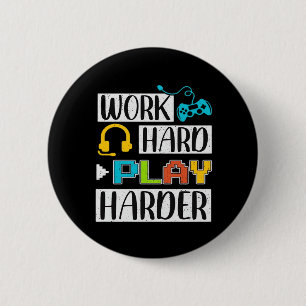 Hard werken Speel zo hard Grappig en Trending Quot Ronde Button 5,7 Cm
