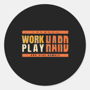 Hard werken Spelen Hard Mooi Gezegde Gift Idee Ove Ronde Sticker