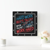 Hard werken verslaat talentloper vierkante klok (Huis)