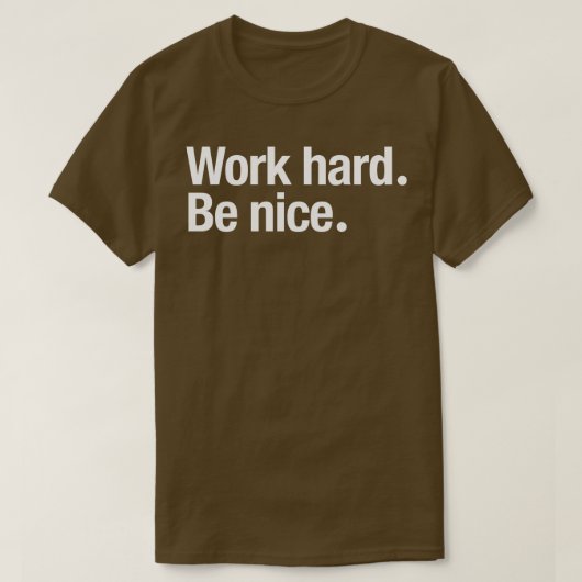 Hard werken Wees een leuke Mok T-shirt (Design voorkant)