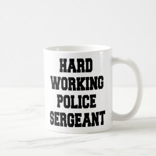 Hard werkende politiebrigadier koffiemok