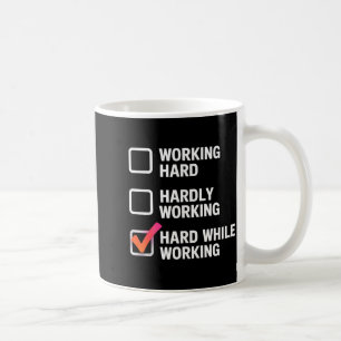 Hard While Working Grappige Volwassen Checklist Ga Koffiemok