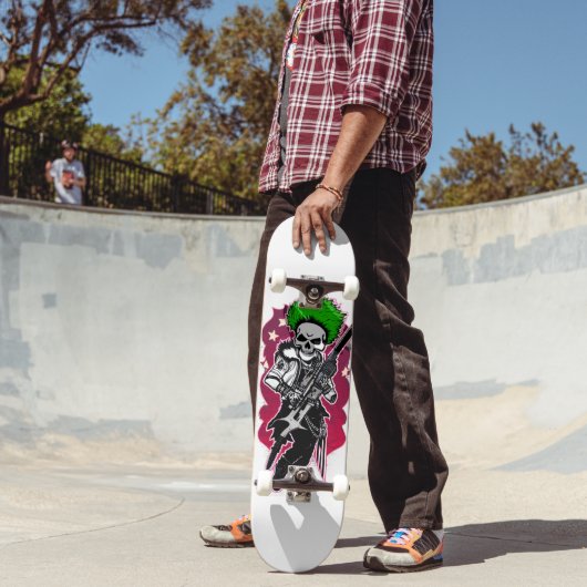 Harde gelaatsoldaat met groen haar persoonlijk skateboard (Buiten 2)