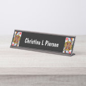 Harde koningin  spelkaart op zwart bureau naambordje (Voorkant)