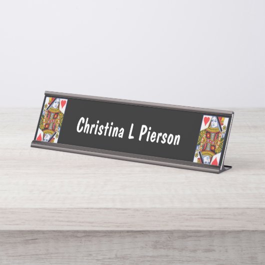 Harde koningin  spelkaart op zwart bureau naambordje (Voorkant)