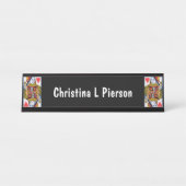 Harde koningin  spelkaart op zwart bureau naambordje (Voorkant)